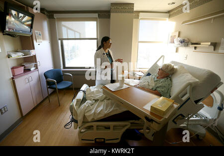 Davenport, Iowa, États-Unis. Feb 17, 2017. Mme Sarojini Ratnakar parle avec patient Marcia Johnson de Bettendorf dans sa chambre, vendredi 17 février 2017, au quatrième étage à Genèse est. Crédit : John Schultz/Quad-City Times/Quad-City Times/ZUMA/Alamy Fil Live News Banque D'Images