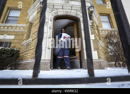 Davenport, Iowa, États-Unis. Feb 8, 2017. Keianna ville Assistant opérateur fournit à l'abattage mail Harrison Manor condominiums dans la région de Davenport le Mercredi, Février 8, 2017. L'abattage a travaillé pour le Service postal des États-Unis pour environ un an et demi et est en ce moment sur une route pendant laquelle elle marche 12 km par jour. Credit : Andy Abeyta/Quad-City Times/ZUMA/Alamy Fil Live News Banque D'Images