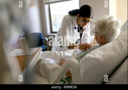 Davenport, Iowa, États-Unis. Feb 17, 2017. Mme Sarojini Ratnakar écoute le cœur du patient Marcia Johnson de Bettendorf, Vendredi, Février 17, 2017, dans sa chambre au quatrième étage à Genèse est. Crédit : John Schultz/Quad-City Times/Quad-City Times/ZUMA/Alamy Fil Live News Banque D'Images