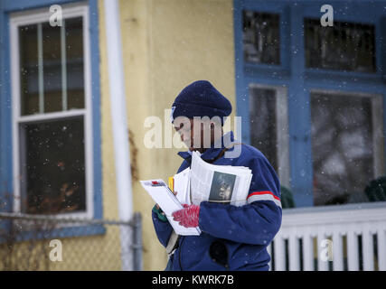 Davenport, Iowa, États-Unis. Feb 8, 2017. Keianna ville Assistant Opérateur ressemble à l'abattage par mail à livrer à sa prochaine assemblée le long de North Harrison Street dans Davenport le Mercredi, Février 8, 2017. L'abattage a travaillé pour le Service postal des États-Unis pour environ un an et demi et est en ce moment sur une route pendant laquelle elle marche 12 km par jour. Credit : Andy Abeyta/Quad-City Times/ZUMA/Alamy Fil Live News Banque D'Images