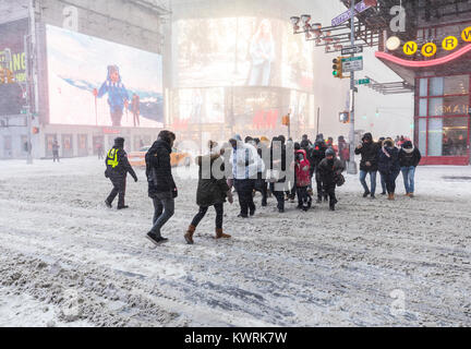 New York, USA. 4 janvier, 2018. Les fortes chutes de neige sur Times Square à New York, le jeudi 4 janvier 2018 ; Crédit : Nino/Marcutti Alamy Live News Banque D'Images