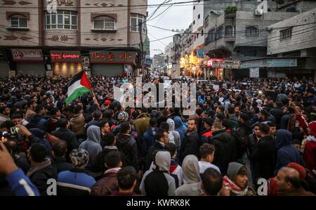 La bande de Gaza. 4 janvier, 2018. Des manifestants palestiniens crier des slogans au cours d'une manifestation pour réclamer de meilleures conditions de vie dans le camp de réfugiés de Jabalya, dans le nord de Gaza, le 4 janvier 2018. Credit : Wissam Nassar/Xinhua/Alamy Live News Banque D'Images