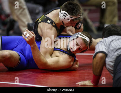 Des Moines, Iowa, USA. Feb 17, 2017. West Liberty's Bryce Esmoil recherche une manière de sortir de l'emprise d'Atlantic-CAM's Zac Stork 2A dans son combat de demi-finale au cours de la session 6 des 2017 IHSAA Championnats d'État à la Wells Fargo Arena de Des Moines, le vendredi 17 février 2017. Credit : Andy Abeyta/Quad-City Times/ZUMA/Alamy Fil Live News Banque D'Images