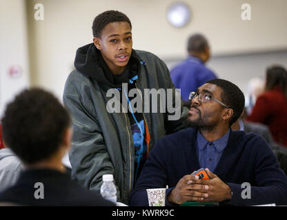 Davenport, Iowa, États-Unis. 7 Février, 2017. Sudlow étudiant intermédiaire Jordan Baker parle de digital marketing entrepreneur Elie Grant sur le marketing des vidéos sur les médias sociaux à l'Rogalski Center à l'Université Saint Ambroise dans Davenport le mardi 7 février 2017. Le Davenport Community School District a organisé une journée Martin Luther King Le Mentorat pour 8ème année les étudiants afro-américains à poursuivre le message de la fin des droits civiques, le pasteur Martin Luther King et la fin le médaillé d'or olympique et champion, boxeur Muhammad Ali. (Crédit Image : © Andy Abeyta/Quad-City Times via ZUMA W Banque D'Images