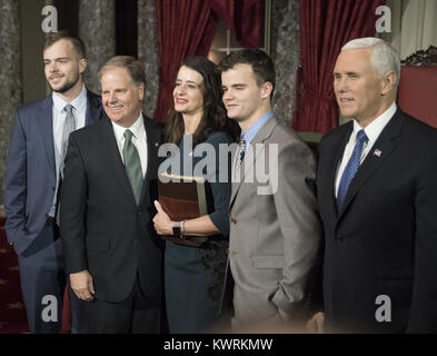 3 janvier 2018 - Washington, District de Columbia, États-Unis d'Amérique - Etats-Unis le sénateur Doug Jones (Démocrate de l'Alabama) pose pour une photo de groupe avec sa famille après avoir participé à une simulation d'assermentation dans l'ancienne salle du Sénat du Capitole à Washington, DC le mercredi, Janvier 3, 2017. De gauche à droite : fils Carson Jones, le sénateur Jones, fils Christopher Jones, épouse Louise Jones, et le Vice-président américain Mike Pence. Jones a remporté l'élection spéciale de New York pour nous remplacer Procureur Général Jeff Sessions dans le sénat américain.Credit : Ron Sachs/CNP. (Crédit Image : © Ron Banque D'Images