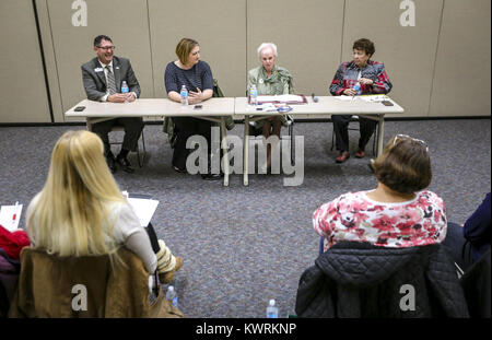 Bettendorf, Iowa, États-Unis. Feb 6, 2017. Un comité composé de Bettendorf Le Maire Bob Gallagher, de gauche, ancien représentant de l'Etat Elesha Gayman, ancien sénateur Maggie Tinsman et AAUW Président élu Patricia Zamora s'asseoir devant les clients de la Bibliothèque publique de Le claire le Lundi, Février 6, 2017. Le chapitre local de l'Quad-Cities American Association of University Women a tenu une réunion-débat sur la promotion de femmes dans les assemblées élues et nommées bureau pour discuter les femmes dans des rôles de leadership et les défis auxquels ils font face. Credit : Andy Abeyta/Quad-City Times/ZUMA/Alamy Fil Live News Banque D'Images