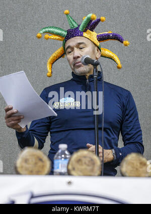 Moline, Iowa, États-Unis. 1er janvier 2017. Directeur de course Joe Moreno annonce les gagnants après l'exécution de la résolution 5K à Moline le Dimanche, Janvier 1, 2017. La première résolution 5k Run bénéficié YouthHope commençant et se terminant à la Moline YouthHope Centre. La course l'espoir d'aider les gens à démarrer la nouvelle année dans une saine et active et avait 220 coureurs participer. Credit : Andy Abeyta/Quad-City Times/ZUMA/Alamy Fil Live News Banque D'Images