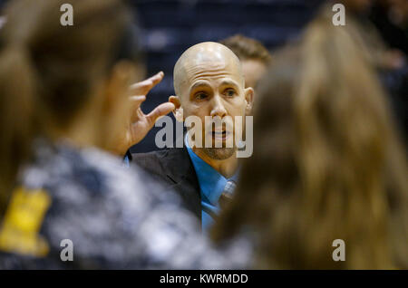 Rock Island, Iowa, États-Unis. 18 janvier, 2017. L'entraîneur-chef Mark Beinborn Augustana parle à ses joueurs pendant un délai dans la seconde période de leur match à Augustana College dans l'île aux pierres le mercredi, Janvier 18, 2017. L'Augustana défait Illinois Wesleyan, 83-73. Credit : Andy Abeyta/Quad-City Times/ZUMA/Alamy Fil Live News Banque D'Images