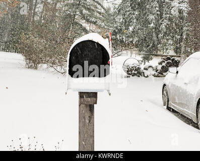 Chappaqua, NY, USA. 4 janvier, 2018. "Ni la neige ni la pluie, ni la chaleur ni ténèbres de nuit ces messagers de l'achèvement rapide de leurs tours nommé", bien mis en granit sur l'entrée de New York City's main Post Office, qu'il n'est que la devise non officielle de l'US Postal Service, par leur historien. La livraison du courrier de la neige suspendue dans certaines banlieues de New York aujourd'hui. Citer les guerres perses par Hérodote fait référence à la montée des Perses qui ont livré les courriers postaux mail pendant la guerre avec la Grèce en 500-449 av. crédit : 2018 Marianne Campolongo/Alamy Live News Banque D'Images