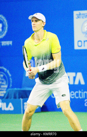 Pune, Inde. 4 janvier, 2018. Kevin Anderson, de l'Afrique du Sud dans l'action en un quart de finale de la compétition des célibataires chez Tata Ouvrir Maharashtra au Mahalunge Balewadi Tennis Stadium à Pune, en Inde. Credit : Karunesh Johri/Alamy Live News Banque D'Images