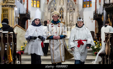 Hradec Kralove, République tchèque. 5Th Jan, 2018. La charité organisé trois rois' Collection d'argent commence à Hradec Kralove, République tchèque, le vendredi 5 janvier 2018. Photo : CTK/Tanecek Photo/Alamy Live News Banque D'Images