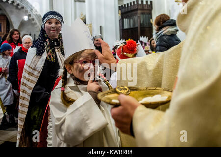 Hradec Kralove, République tchèque. 5Th Jan, 2018. La charité organisé trois rois' Collection d'argent commence à Hradec Kralove, République tchèque, le vendredi 5 janvier 2018. Photo : CTK/Tanecek Photo/Alamy Live News Banque D'Images