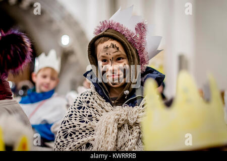 Hradec Kralove, République tchèque. 5Th Jan, 2018. La charité organisé trois rois' Collection d'argent commence à Hradec Kralove, République tchèque, le vendredi 5 janvier 2018. Photo : CTK/Tanecek Photo/Alamy Live News Banque D'Images