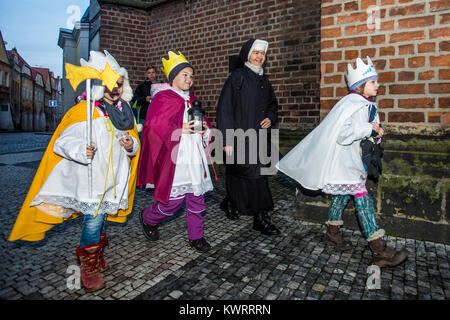 Hradec Kralove, République tchèque. 5Th Jan, 2018. La charité organisé trois rois' Collection d'argent commence à Hradec Kralove, République tchèque, le vendredi 5 janvier 2018. Photo : CTK/Tanecek Photo/Alamy Live News Banque D'Images