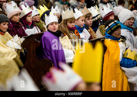 Hradec Kralove, République tchèque. 5Th Jan, 2018. La charité organisé trois rois' Collection d'argent commence à Hradec Kralove, République tchèque, le vendredi 5 janvier 2018. Photo : CTK/Tanecek Photo/Alamy Live News Banque D'Images