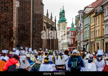 Hradec Kralove, République tchèque. 5Th Jan, 2018. La charité organisé trois rois' Collection d'argent commence à Hradec Kralove, République tchèque, le vendredi 5 janvier 2018. Photo : CTK/Tanecek Photo/Alamy Live News Banque D'Images