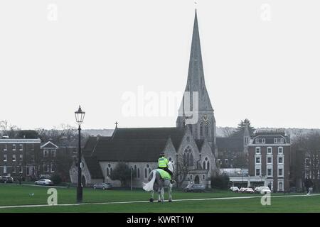 Londres, Royaume-Uni. 05 Jan, 2018. Londres le 5 janvier 2018. Un officier de la police montée à cheval leurs exercices à Blackheath commun dans le sud-est de Londres. Credit : claire doherty/Alamy Live News Banque D'Images