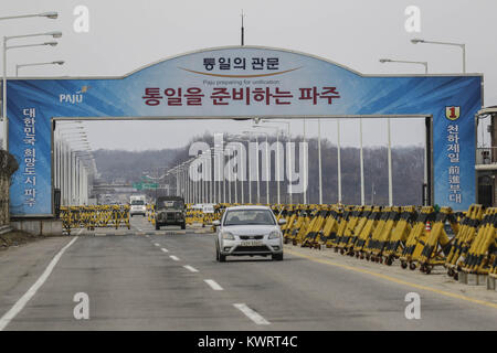 Paju, Seoul, Corée du Sud. 4 janvier, 2018. 4 janvier 2018, Paju-Korea-South sud-coréen de l'Unification des soldats de l'armée marche sur pont, qui mène à la zone démilitarisée, près de le village frontalier de Panmunjom, à Paju, La Corée du Sud. Le dirigeant nord-coréen Kim Jong Un a rouvert l'un des principaux canaux de communication transfrontalière avec la Corée du Sud pour la première fois en près de deux ans, mercredi, les rivaux ont exploré la possibilité de s'asseoir et parler après des mois d'acrimonie et les craintes de la guerre. Credit : Ryu Seung Il/ZUMA/Alamy Fil Live News Banque D'Images