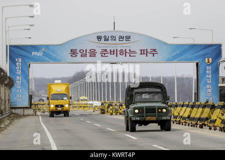 Paju, Seoul, Corée du Sud. 4 janvier, 2018. 4 janvier 2018, Paju-Korea-South sud-coréen de l'Unification des soldats de l'armée marche sur pont, qui mène à la zone démilitarisée, près de le village frontalier de Panmunjom, à Paju, La Corée du Sud. Le dirigeant nord-coréen Kim Jong Un a rouvert l'un des principaux canaux de communication transfrontalière avec la Corée du Sud pour la première fois en près de deux ans, mercredi, les rivaux ont exploré la possibilité de s'asseoir et parler après des mois d'acrimonie et les craintes de la guerre. Credit : Ryu Seung Il/ZUMA/Alamy Fil Live News Banque D'Images