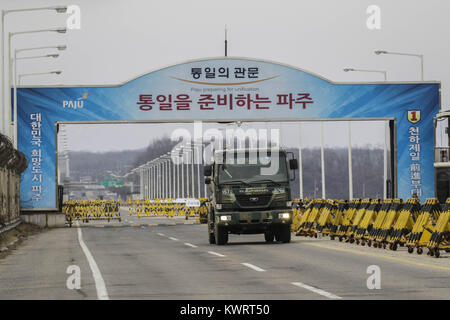 Paju, Seoul, Corée du Sud. 4 janvier, 2018. 4 janvier 2018, Paju-Korea-South sud-coréen de l'Unification des soldats de l'armée marche sur pont, qui mène à la zone démilitarisée, près de le village frontalier de Panmunjom, à Paju, La Corée du Sud. Le dirigeant nord-coréen Kim Jong Un a rouvert l'un des principaux canaux de communication transfrontalière avec la Corée du Sud pour la première fois en près de deux ans, mercredi, les rivaux ont exploré la possibilité de s'asseoir et parler après des mois d'acrimonie et les craintes de la guerre. Credit : Ryu Seung Il/ZUMA/Alamy Fil Live News Banque D'Images