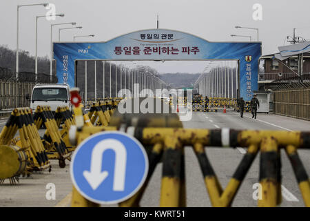 Paju, Seoul, Corée du Sud. 4 janvier, 2018. 4 janvier 2018, Paju-Korea-South sud-coréen de l'Unification des soldats de l'armée marche sur pont, qui mène à la zone démilitarisée, près de le village frontalier de Panmunjom, à Paju, La Corée du Sud. Le dirigeant nord-coréen Kim Jong Un a rouvert l'un des principaux canaux de communication transfrontalière avec la Corée du Sud pour la première fois en près de deux ans, mercredi, les rivaux ont exploré la possibilité de s'asseoir et parler après des mois d'acrimonie et les craintes de la guerre. Credit : Ryu Seung Il/ZUMA/Alamy Fil Live News Banque D'Images