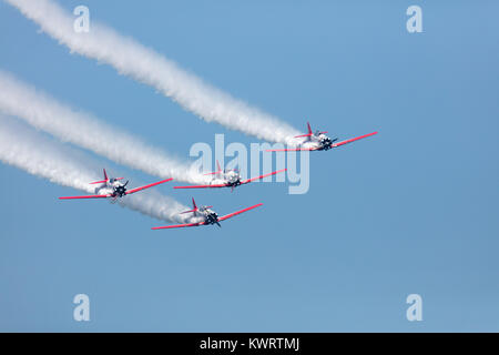 USA, Chicago - 19 août : l'AEROSHELL T-6 Aerobatic Team performing at Chicago Air et Water Show, avec de la fumée pour suivre les avions volant à haute altitude, le 19 août 2017 Banque D'Images