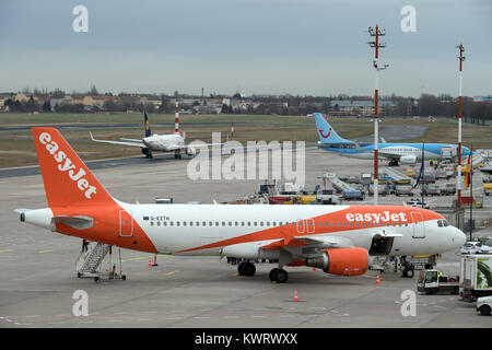 Berlin, Allemagne. 05 Jan, 2018. Un avion de la compagnie aérienne Easyjet debout à la borne C à l'aéroport de Tegel à Berlin, Allemagne, 05 janvier 2018. Il se prépare pour le premier vol intérieur de l'entreprise britannique. Credit : Soeren Stache/dpa/Alamy Live News Banque D'Images
