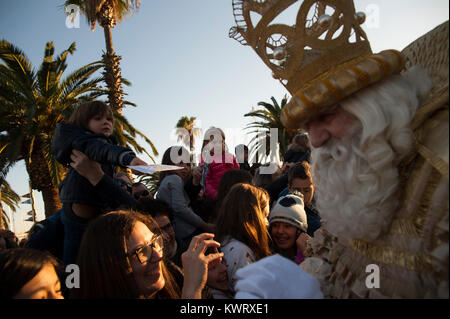 Barcelone, Espagne. 5 déc, 2018. Des milliers d'enfants attendent l'arrivée des sages pour leur donner leur souhait de lettres dans la main. La parade symbolise l'arrivée des Rois Mages à Bethléem après la naissance de Jésus, marquée en Espagne et de nombreux pays d'Amérique latine l'Epiphanie est le jour où les cadeaux sont échangés. Crédit : Charlie Perez/Alamy Live News Banque D'Images