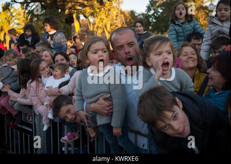 Barcelone, Espagne. 5 déc, 2018. Des milliers d'enfants attendent l'arrivée des sages pour leur donner leur souhait de lettres dans la main. La parade symbolise l'arrivée des Rois Mages à Bethléem après la naissance de Jésus, marquée en Espagne et de nombreux pays d'Amérique latine l'Epiphanie est le jour où les cadeaux sont échangés. Crédit : Charlie Perez/Alamy Live News Banque D'Images