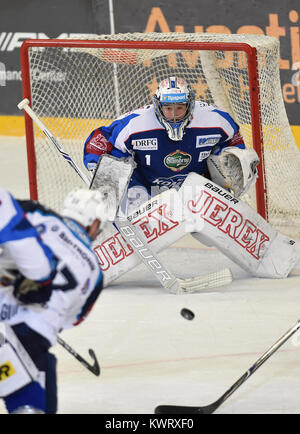 Brno, République tchèque. 05 Jan, 2018. Utkani extraligy hokejove kola. 37 : HC Kometa Brno - HC Skoda Plzen, 5. v Brne ledna 2018. Milan Gulas z une Plzne brankar Brna Marek Ciliak. Banque D'Images