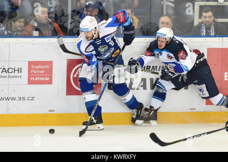 Brno, République tchèque. 05 Jan, 2018. Utkani extraligy hokejove kola. 37 : HC Kometa Brno - HC Skoda Plzen, 5. v Brne ledna 2018. Zleva kapitan Brna Leos Cermak a David Stach z Plzne. Banque D'Images