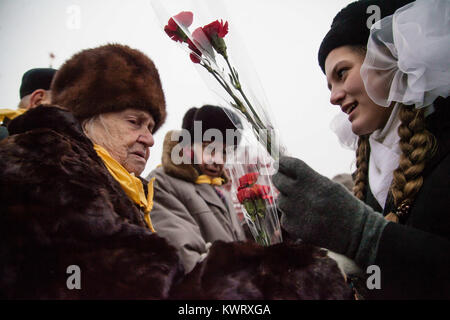 Moscou, Russie. Nov 7, 2016. Une jeune femme vu donnant des fleurs à une femme âgée.Les soldats russes et les volontaires habillés en uniformes historiques prendront part au défilé de la Place Rouge à Moscou. La parade a marqué le 76e anniversaire de la Seconde Guerre mondiale, un défilé historique à la Place Rouge. Credit : Victor Kruchinin/SOPA/ZUMA/Alamy Fil Live News Banque D'Images