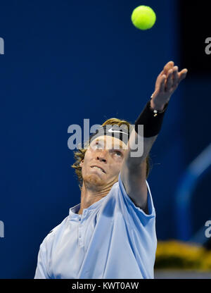 Doha, Qatar. 5Th Jan, 2018. Andreï Roublev sert de la Russie au cours de la demi-finale contre Guido Pella de l'Argentine à l'ATP de l'Open du Qatar à Doha, Qatar, le 5 janvier 2018. Andreï Roublev a gagné 2-1. Credit : Nikku/Xinhua/Alamy Live News Banque D'Images