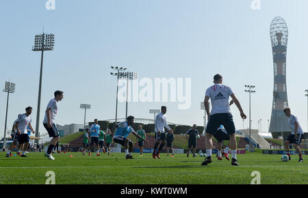 Doha, Qatar. 5Th Jan, 2018. Le Bayern de Munich, les joueurs participent à une session de formation au cours de l'hiver de l'équipe de camp d'entraînement à l'Aspire Academy of Sports Excellence à Doha, Qatar, le 5 janvier 2018. Credit : Nikku/Xinhua/Alamy Live News Banque D'Images