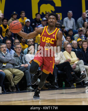 Hass Berkeley en Californie, USA Pavilion. 4 janvier, 2018. CA U.S.A. USC guard Jonas Mathews (2) apporte la balle jusqu'au cours de la cour de basket-ball de NCAA match entre l'Université de Californie du sud de Troie et le California Golden Bears 80-62 gagner à Berkeley en Californie Pavillon Hass Thurman James/CSM/Alamy Live News Banque D'Images
