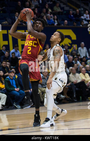 Hass Berkeley en Californie, USA Pavilion. 4 janvier, 2018. CA U.S.A. USC guard Jonas Mathews (2) disques durs pour le cerceau de basket-ball de NCAA au cours de match entre l'Université de Californie du sud de Troie et le California Golden Bears 80-62 gagner à Berkeley en Californie Pavillon Hass Thurman James/CSM/Alamy Live News Banque D'Images