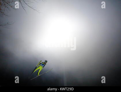 Bischofshofen, Autriche. 05th, Jan 2018 ​. Rupitsch Markus d'Autriche s'élance dans l'air au cours de la 66e ronde de qualification quatre Hills Ski compétition de sauts à Bischofshofen, Autriche, 05 janvier 2018. (PHOTO) Alejandro Sala/Alamy Live News Banque D'Images