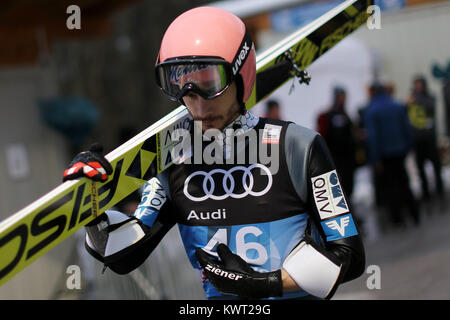 Bischofshofen, Autriche. 05th, Jan 2018 ​. Manuel Fettner de Autriche regarde après qu'il est en concurrence au cours de l'epreuve de qualification 66e quatre Hills Ski compétition de sauts à Bischofshofen, Autriche, 05 janvier 2018. (PHOTO) Alejandro Sala/Alamy Live News Banque D'Images