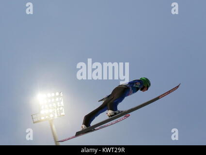 Bischofshofen, Autriche. 05th, Jan 2018 ​. Zajc Timi de Slovénie s'élance dans l'air au cours de la 66e ronde de qualification quatre Hills Ski compétition de sauts à Bischofshofen, Autriche, 05 janvier 2018. (PHOTO) Alejandro Sala/Alamy Live News Banque D'Images