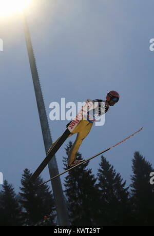 Bischofshofen, Autriche. 05th, Jan 2018. Paschke Plus à partir de l'Allemagne s'élance dans l'air au cours de la 66e ronde de qualification quatre Hills Ski compétition de sauts à Bischofshofen, Autriche, 05 janvier 2018. (PHOTO) Alejandro Sala/Alamy Live News Banque D'Images