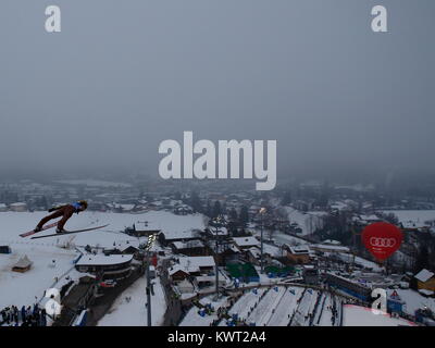 Bischofshofen, Autriche. 05th, Jan 2018. Stefan Hula de Polonia en compétition lors d'un saut d'entraînement au jour 7 de la 66e quatre Hills Ski compétition de sauts à Bischofshofen, Autriche, 05 janvier 2018. (PHOTO) Alejandro Sala/Alamy Live News Banque D'Images