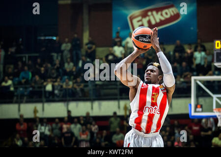 Belgrade, Serbie. 05 Jan, 2018. 5 janvier 2018, Aleksandar Nikolic Hall, Belgrade, Serbie ; Turkish Airlines Euroleague Basket-ball, stade Crvena Zvezda Zalgiris Kaunas contre Belgrade mts ; Garde Dylan Ennis de stade Crvena Zvezda Belgrade mts pousses pour trois points Credit : Nikola Krstic/Alamy Live News Banque D'Images