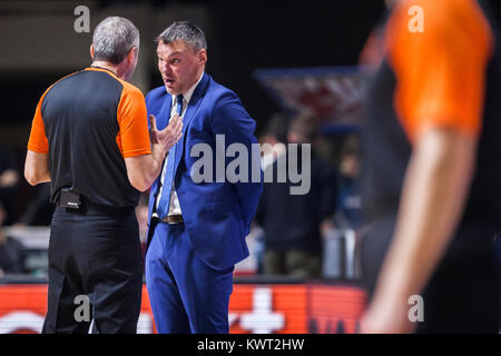 Belgrade, Serbie. 05 Jan, 2018. 5 janvier 2018, Aleksandar Nikolic Hall, Belgrade, Serbie ; Turkish Airlines Euroleague Basket-ball, stade Crvena Zvezda Belgrade Zalgiris Kaunas mts par rapport à l'entraîneur-chef, Sarunas Jasikevicius de Zalgiris Kaunas parle avec l'arbitre pendant le match Crédit : Nikola Krstic/Alamy Live News Banque D'Images