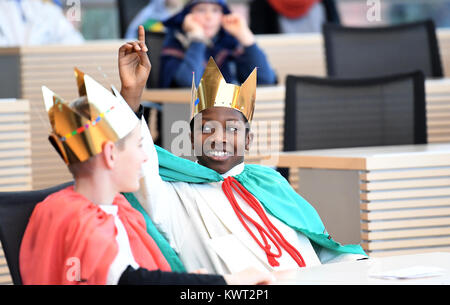 Kiel, Allemagne. 5Th Jan, 2018. Carolers s'asseoir sur le siège à l'état le parlement à Kiel, Allemagne, le 5 janvier 2018. Carolers de partout au pays ont pris part à la traditionnelle visite annuelle à Schleswig-Holstein's chancellerie d'état et le parlement. Crédit : Carsten Rehder/dpa/Alamy Live News Banque D'Images