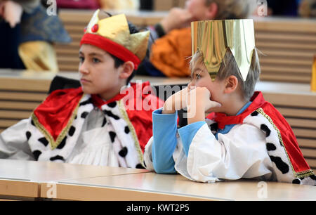 Kiel, Allemagne. 5Th Jan, 2018. Carolers s'asseoir sur le siège à l'état le parlement à Kiel, Allemagne, le 5 janvier 2018. Carolers de partout au pays ont pris part à la traditionnelle visite annuelle à Schleswig-Holstein's chancellerie d'état et le parlement. Crédit : Carsten Rehder/dpa/Alamy Live News Banque D'Images