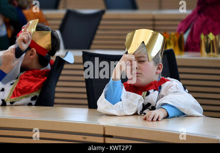 Kiel, Allemagne. 5Th Jan, 2018. Carolers s'asseoir sur le siège à l'état le parlement à Kiel, Allemagne, le 5 janvier 2018. Carolers de partout au pays ont pris part à la traditionnelle visite annuelle à Schleswig-Holstein's chancellerie d'état et le parlement. Crédit : Carsten Rehder/dpa/Alamy Live News Banque D'Images