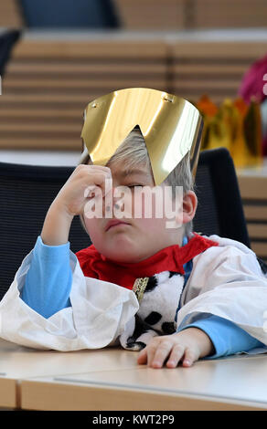 Kiel, Allemagne. 5Th Jan, 2018. Carolers s'asseoir sur le siège à l'état le parlement à Kiel, Allemagne, le 5 janvier 2018. Carolers de partout au pays ont pris part à la traditionnelle visite annuelle à Schleswig-Holstein's chancellerie d'état et le parlement. Crédit : Carsten Rehder/dpa/Alamy Live News Banque D'Images