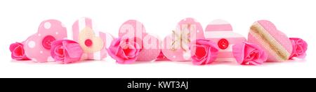 Longue frontière de rustique pink Valentines cadeaux en forme de coeur et des roses isolé sur fond blanc Banque D'Images
