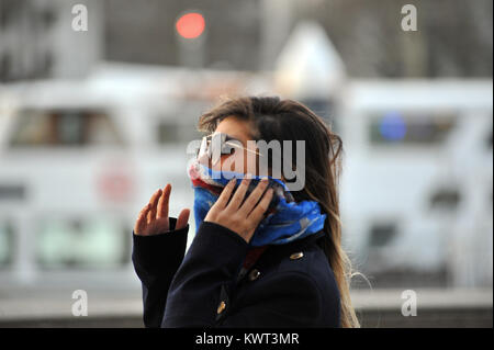 Londres, Royaume-Uni. 08Th Jan, 2018. Vent en rafales sur la rive sud de la Tamise suite orage Eleanor. Credit : JOHNNY ARMSTEAD/Alamy Live News Banque D'Images