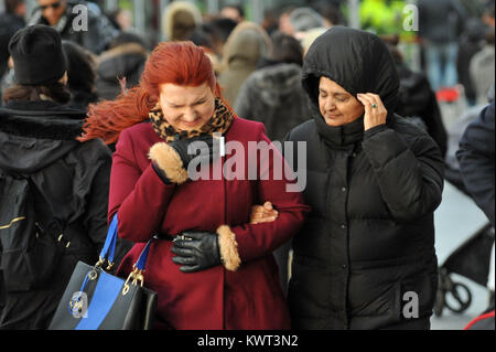 Londres, Royaume-Uni. 08Th Jan, 2018. Vent en rafales sur la rive sud de la Tamise suite orage Eleanor. Credit : JOHNNY ARMSTEAD/Alamy Live News Banque D'Images